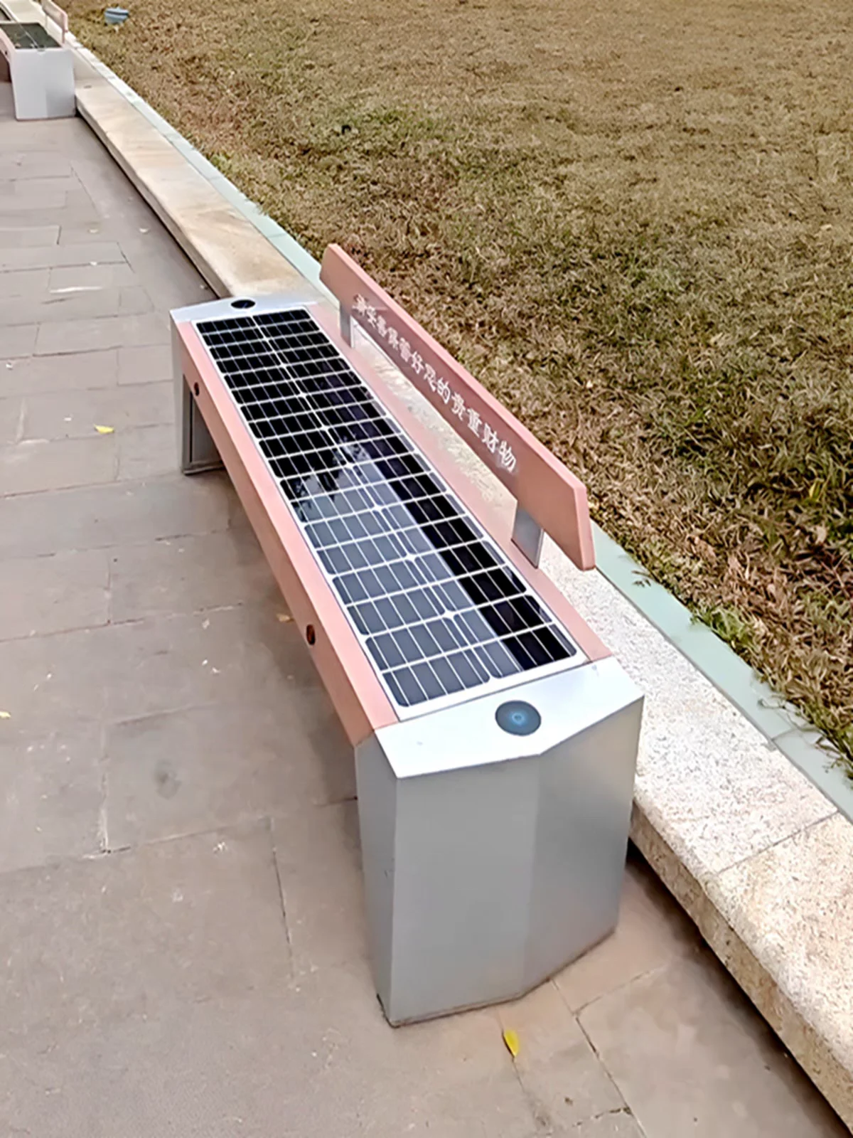 مقعد حديقة ذكي بتصميم بسيط يعم - مراجعة Smart Garden Design وسعره